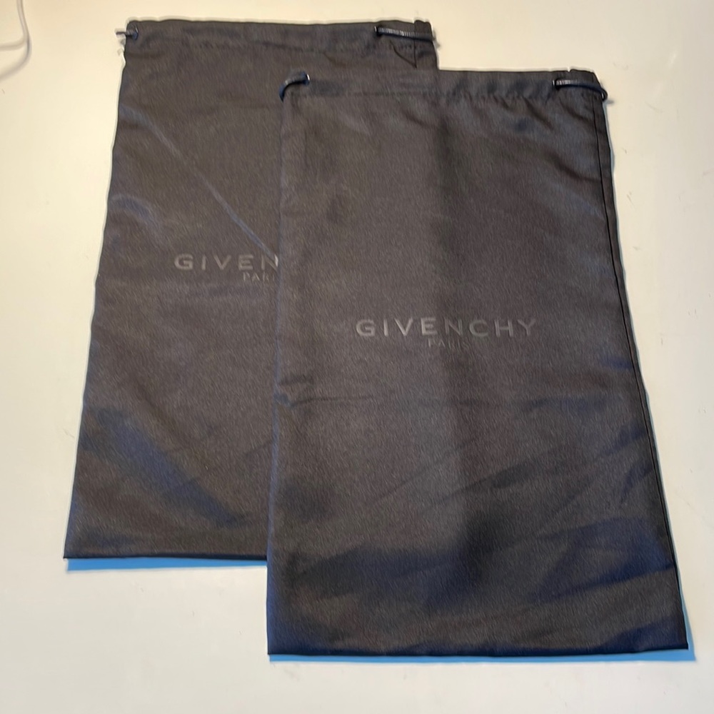 Duo Givenchy dust bags